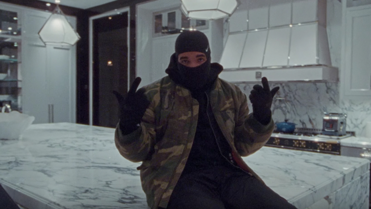 Билеты Репер Drake випустив новий кліп, у якому показав свій маєток Билеты Репер Drake випустив новий кліп, у якому показав свій маєток
