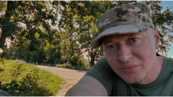 Andrii Khlyvniuk charges up the fighting spirit: the musician sings his hit before the task