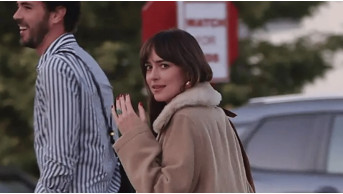 Dakota Johnson denied rumors of a breakup with Chris Martin: a new engagement ring on her ring finge
