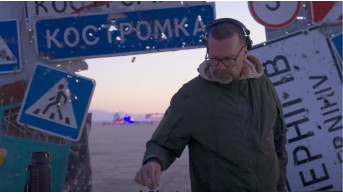 DJ Tapolsky вражає на The Burning Man з емоційним сетом про Україну