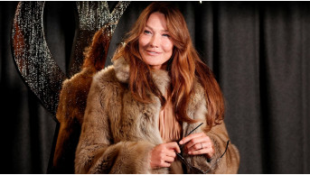 Carla Bruni in a transparent skirt at Fashion Week in Paris: bold image and scandalous accusations