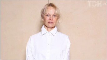 Pamela Anderson Stuns Paris Fashion Week with Minimalist Elegance