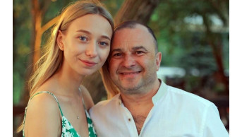 Victor Pavlik's 1997 Nostalgia: Uncovering a Timeless Romance
