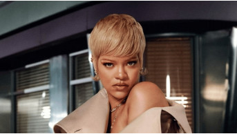 Rihanna surprises with a huge fur bag from Saint Laurent for $5, 500