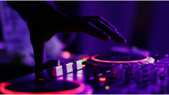 Twitch introduces new rules: streamer DJs will now pay for music