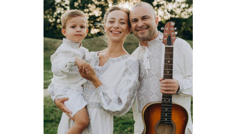 Viktor Pavlik and Kateryna Repyakhova sang together with their son for the Independence Day of Ukrai