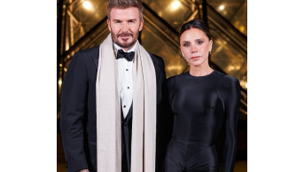Вікторія Бекхем приголомшує Париж своєю новою колекцією на Paris Fashion Week!